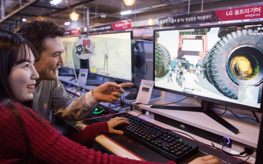 광주광역시에 있는 '아프리카TV' PC방에서 열린 'LG 울트라기어' 게이밍모니터 체험 이벤트에서 참가자들이 게임을 즐기고 있는 모습. <LG전자 제공>